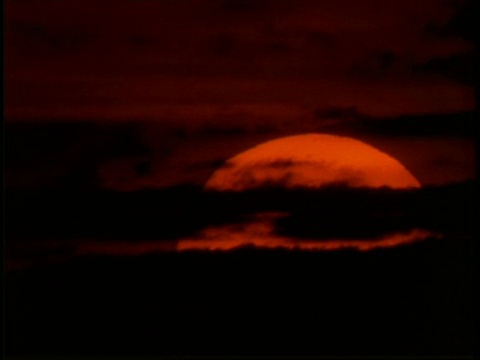 T/L CU橙色的夕阳后面的云彩，看起来像一张脸，没有地平线视频素材