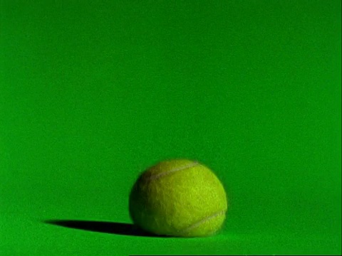 高速运动- CU网球弹跳，绿色背景视频素材