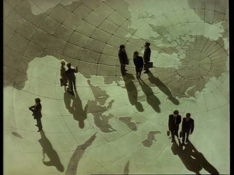 高WA观点的商人站在世界地图上，交谈视频下载