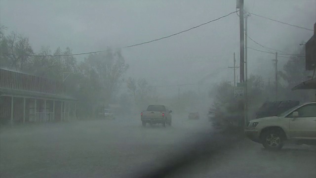 美国亚利桑那州，暴雨伴随着大风，透过汽车挡风玻璃拍摄，几乎是飓风级别的大风，汽车行驶在被水淹没的道路上视频下载