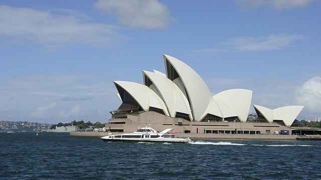 在新南威尔士州有一艘渡船的澳大利亚悉尼歌剧院的特写视频素材