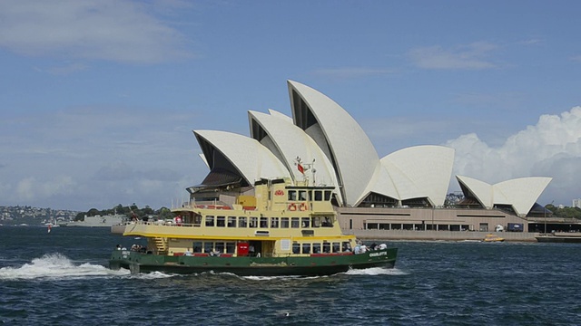 在新南威尔士州有一艘渡船的澳大利亚悉尼歌剧院的特写视频素材