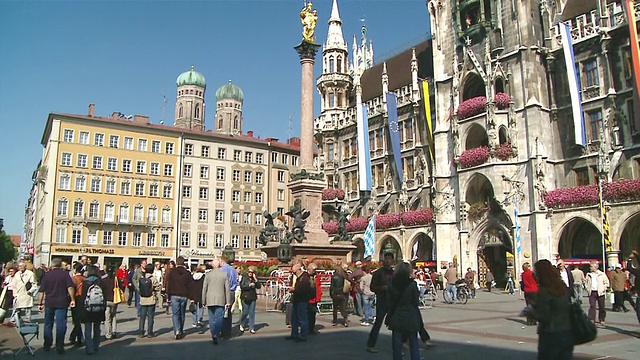 德国巴伐利亚州慕尼黑玛丽恩广场的ZI女士玛利亚雕像视频下载