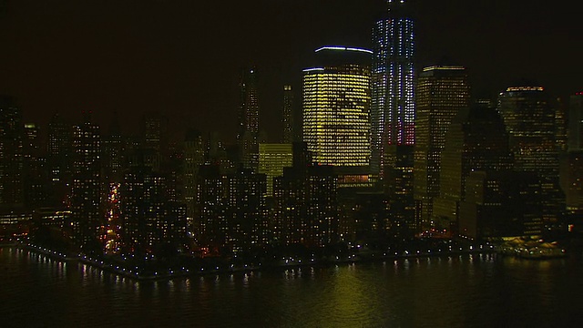 WS鸟瞰图的城市在夜间位于河/纽约，美国视频素材