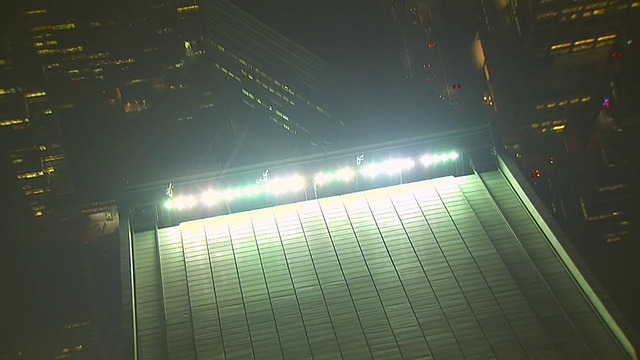 MS鸟瞰图的顶部建筑在晚上/纽约，美国视频素材