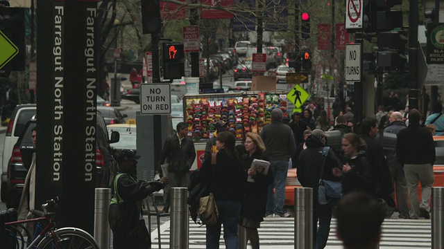 美国哥伦比亚特区华盛顿，街道上的交通和行人在人行道上行走视频素材