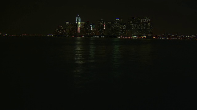 WS鸟瞰图的城市位于靠近海洋的夜晚/纽约，美国视频素材