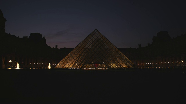 MS Louvre museum courtyard at night with fountains /巴黎，法国视频下载