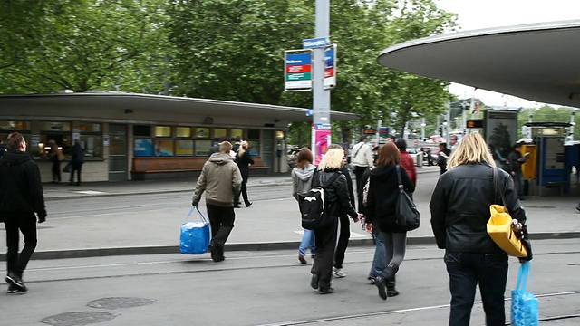 人们在有轨电车后过马路/瑞士苏黎世视频下载