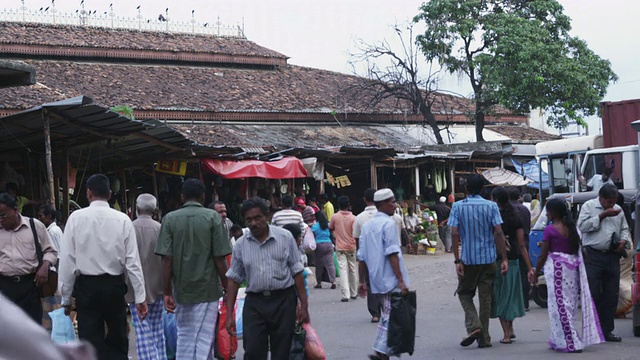 人们在斯里兰卡科伦坡的市场闲逛视频下载
