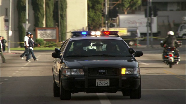 一辆警车在美国加州好莱坞市的街道上行驶视频下载