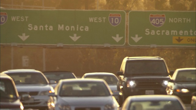 长镜头静态-高速公路上的路线和目的地标志在烟雾中模糊不清/美国加州洛杉矶视频素材