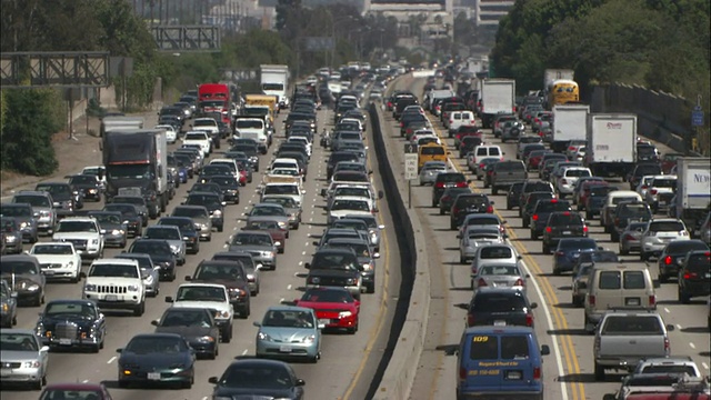 长镜头静态-繁忙的交通驾驶沿着十车道的高速公路视频素材