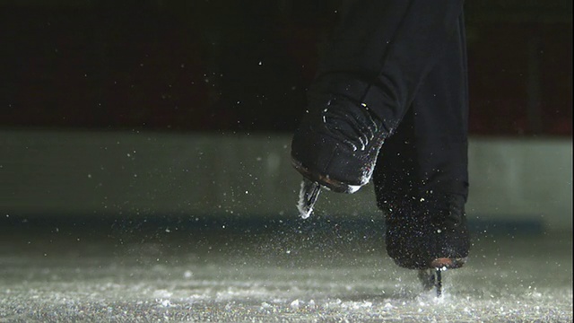 近距离锁定-花样滑冰选手在冰上旋转/美国视频购买