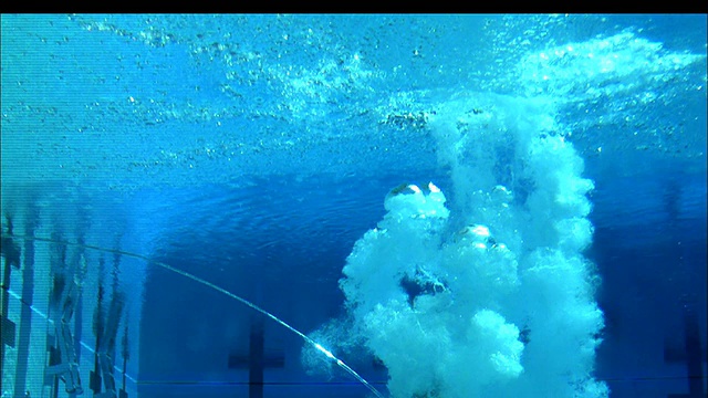 低角度，锁定-水下视图的一个人潜入游泳池/美国视频下载