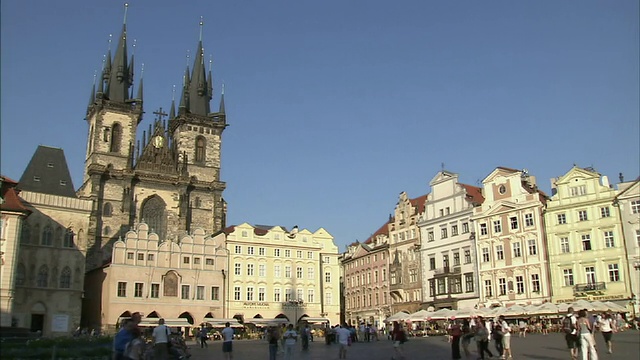 广角静态镜头——行人穿过布拉格的一个城镇广场。/捷克共和国，布拉格视频素材