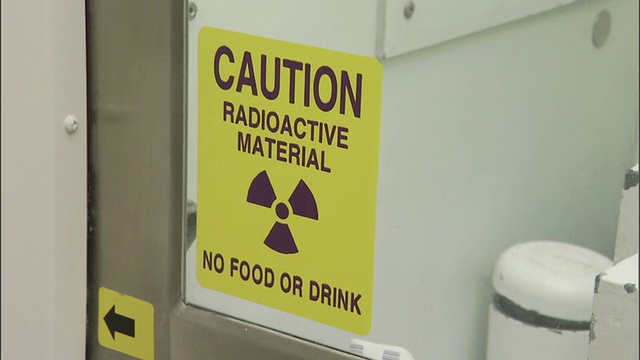 中盘左倾，警告标志警告放射性物质。视频下载