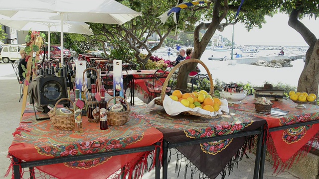 克罗地亚Krk岛巴斯卡餐厅的桌上摆放着当地产品和酒瓶视频素材