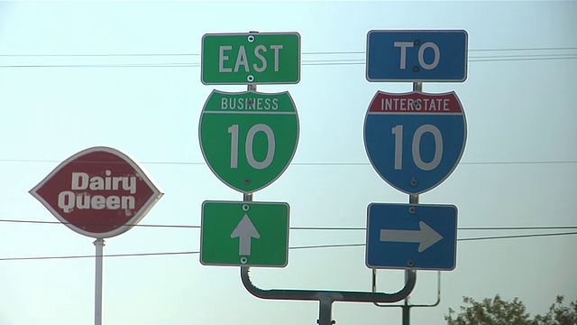 MS高速公路标志与Dairy Queen标志/范霍恩，德克萨斯州，美国视频素材
