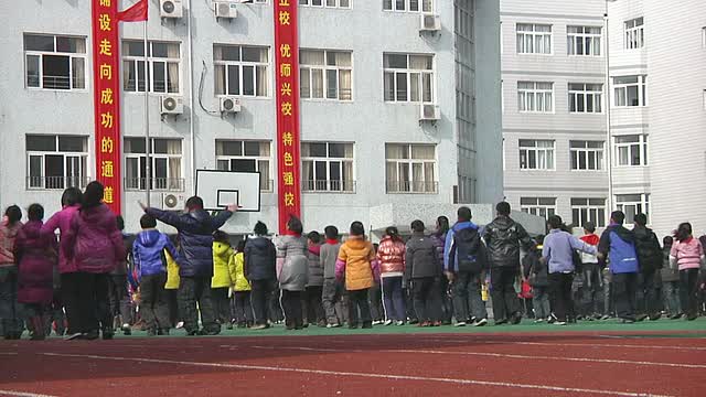 MS学校的孩子们做运动/扬州，江苏，中国视频下载