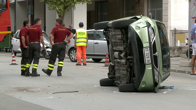 在意大利莫利塞的Isernia，一辆被消防队员救起的汽车在道路中间翻倒视频下载