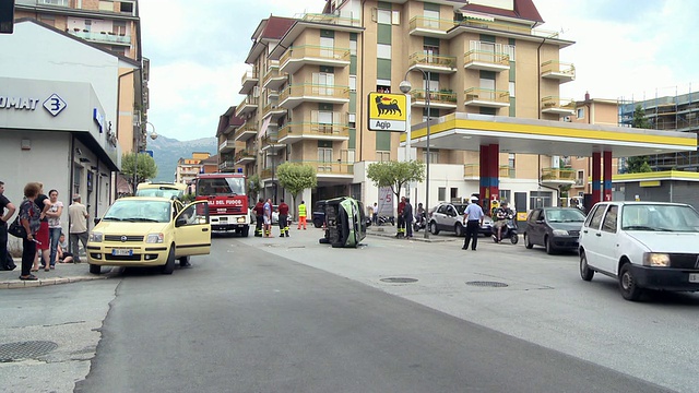 在意大利Molise Isernia拍摄的一辆在道路中间翻倒的汽车和其他行驶在路边的车辆视频素材