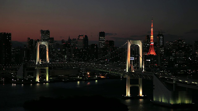 彩虹桥和东京塔夜间照明/台场，日本东京视频下载