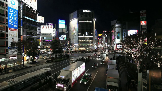 日本，东京，涩谷，夜晚汽车穿过街道视频素材