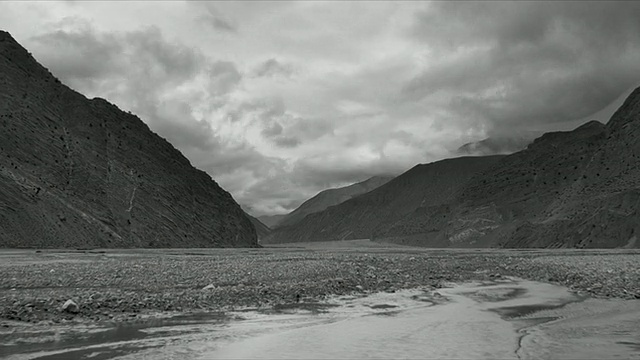 T/L与相机移动，云，Jomsom山谷，喜马拉雅山视频下载
