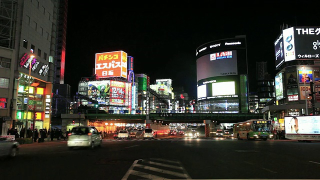 在日本东京新宿街上行驶的汽车视频素材
