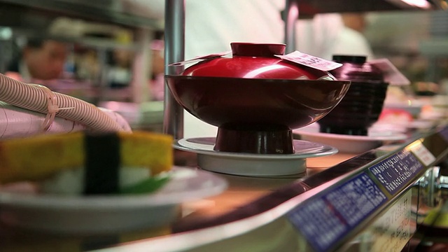 日本东京涩谷的寿司吧，五颜六色的寿司盘视频素材