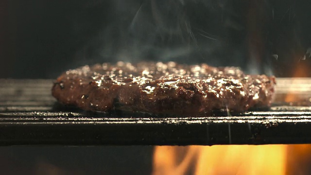 CU汉堡肉饼在露天烤架上用大量的烟和一片普通的美国奶酪放在上面/加州洛杉矶，美国视频下载