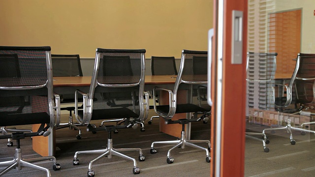 MS PAN摄于美国俄勒冈州波特兰外的会议室里的现代椅子视频素材