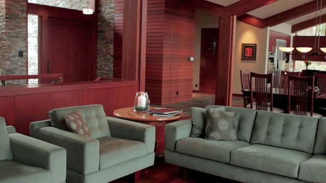 MS PAN美国俄勒冈州奥斯威戈湖现代家居客厅拍摄视频素材