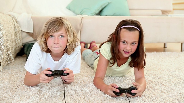 弟弟和妹妹在玩电子游戏视频素材