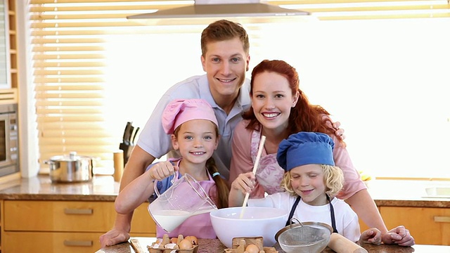 一家人站在一起做饭视频素材