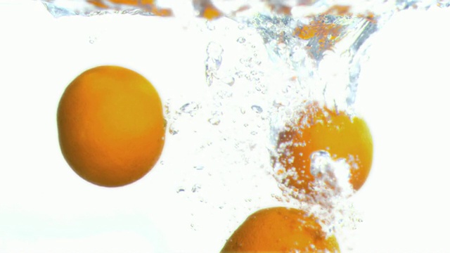葡萄柚以超慢的动作落入水中视频下载