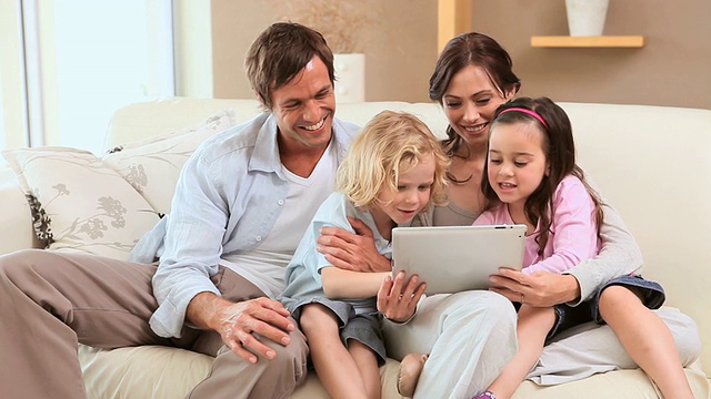 家人在看平板电脑视频素材