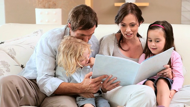 微笑的家人一起看书视频素材