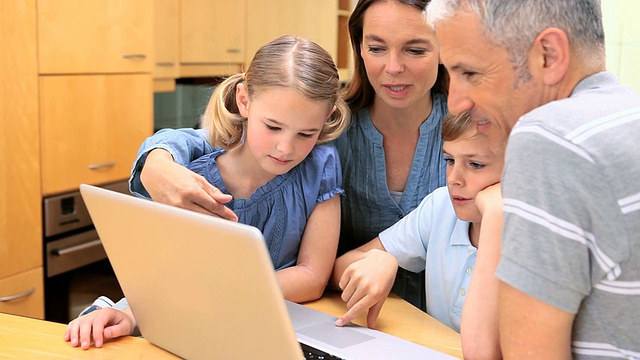 微笑的家庭使用笔记本电脑视频素材