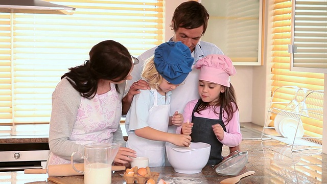 幸福的家庭烹饪视频素材