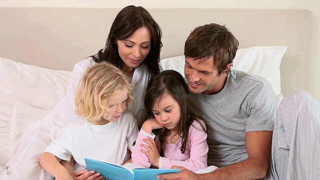 孩子们和父母一起读书视频下载