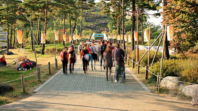 韩国首尔三甘洞天空公园的人群视频下载