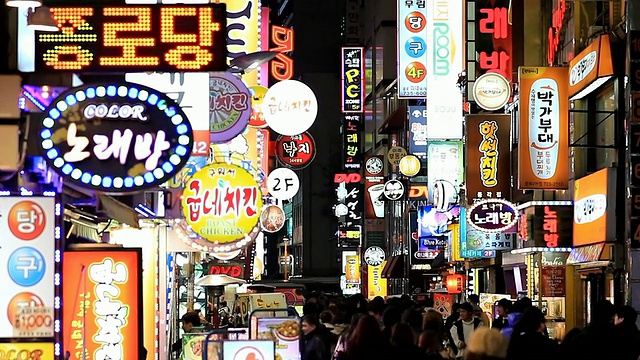 韩国首尔晚上的明洞大街视频素材