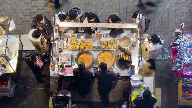 韩国首尔明洞的MS T/L街头小吃摊视频下载
