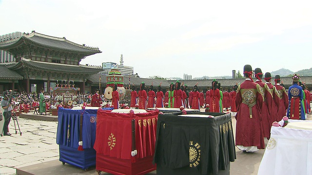 韩国首尔，人们穿着传统制服参加朝鲜王朝的复兴活动视频素材