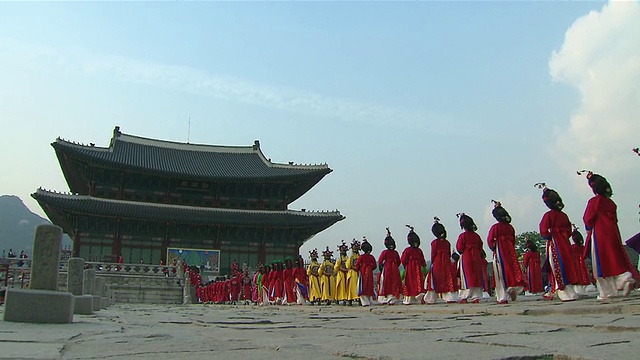 韩国首尔，穿着传统制服的人在朝鲜王朝的复兴活动中行走视频素材