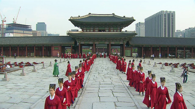 韩国首尔庆福宫举行的朝鲜王朝复兴活动中，身着传统服装的人们在行走视频素材