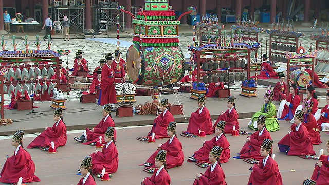 韩国首尔庆福宫举行的朝鲜王朝复兴活动中，身着传统服饰的人们在演奏乐器视频素材