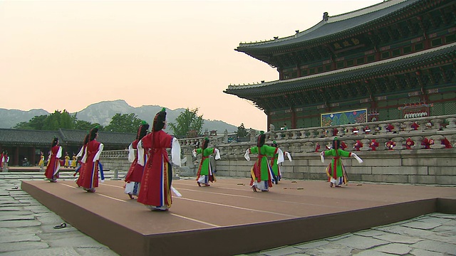韩国首尔，人们穿着传统服装在朝鲜王朝的复兴活动中跳舞视频下载